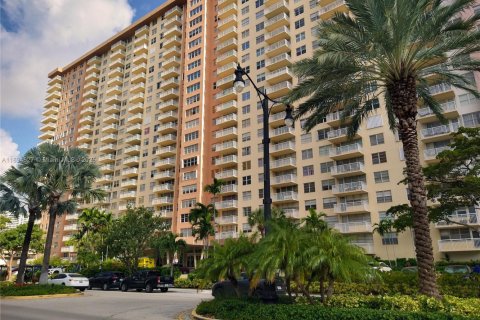 Купить кондоминиум в Санни-Айлс-Бич, Флорида 2 спальни, 118.45м2, № 1948416 - фото 4