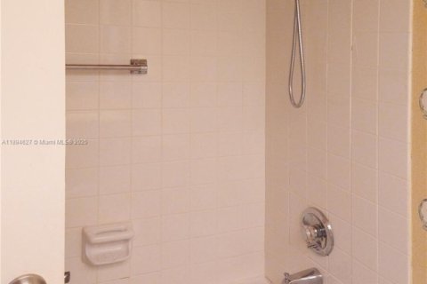 Купить кондоминиум в Санни-Айлс-Бич, Флорида 2 спальни, 118.45м2, № 1948416 - фото 16