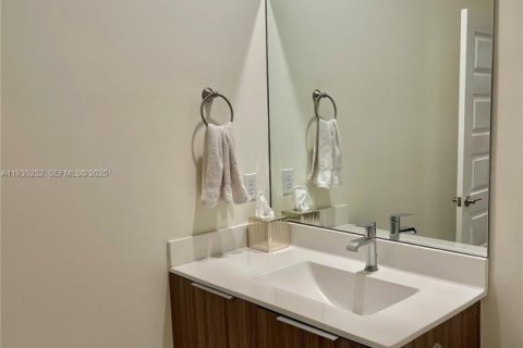 Снять в аренду кондоминиум в Дорал, Флорида 2 спальни, 99.59м2, № 1989578 - фото 9