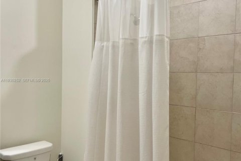 Снять в аренду кондоминиум в Дорал, Флорида 2 спальни, 99.59м2, № 1989578 - фото 10