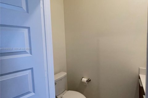 Снять в аренду кондоминиум в Дорал, Флорида 2 спальни, 99.59м2, № 1989578 - фото 5