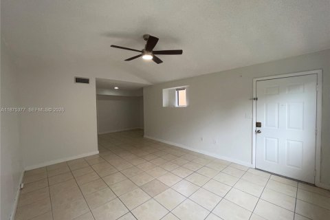 Copropriété à louer à Miami, Floride: 1 chambre, 69.4 m2 № 2079887 - photo 3