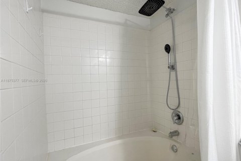Copropriété à louer à Miami, Floride: 1 chambre, 69.4 m2 № 2079887 - photo 18