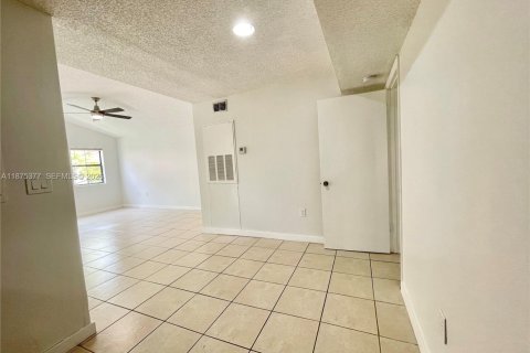 Copropriété à louer à Miami, Floride: 1 chambre, 69.4 m2 № 2079887 - photo 4
