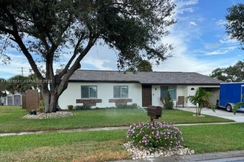 Casa en alquiler en North Port, Florida, 3 dormitorios № 1993179 - foto 1