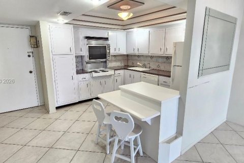 Condominio en alquiler en Aventura, Florida, 1 dormitorio, 93.37 m2 № 2282739 - foto 4