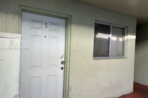 Condo in Sweetwater, Florida, 18 bedrooms  № 2042998