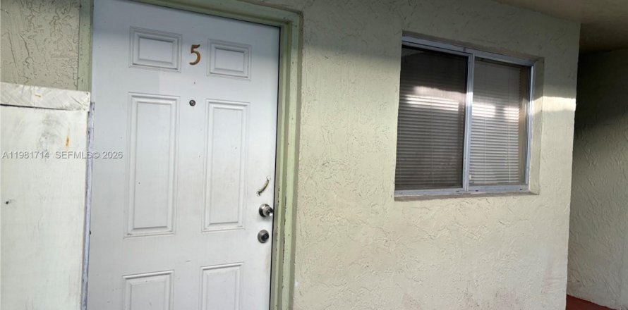 Condo in Sweetwater, Florida, 18 bedrooms  № 2042998