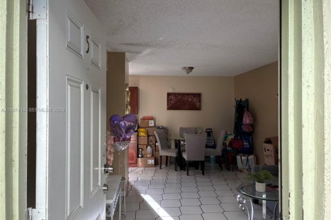 Condo in Sweetwater, Florida, 18 bedrooms  № 2042998 - photo 2