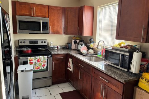 Condo in Sweetwater, Florida, 18 bedrooms  № 2042998 - photo 3