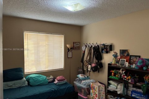 Condo in Sweetwater, Florida, 18 bedrooms  № 2042998 - photo 4