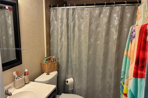 Condo in Sweetwater, Florida, 18 bedrooms  № 2042998 - photo 5