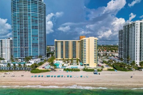 Condominio en alquiler en Hollywood, Florida, 1 dormitorio, 77.57 m2 № 1947132 - foto 10