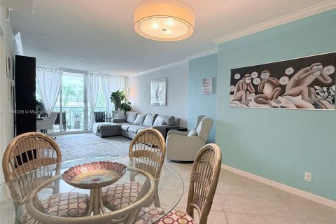 Condominio en alquiler en Hollywood, Florida, 1 dormitorio, 77.57 m2 № 1947132 - foto 3
