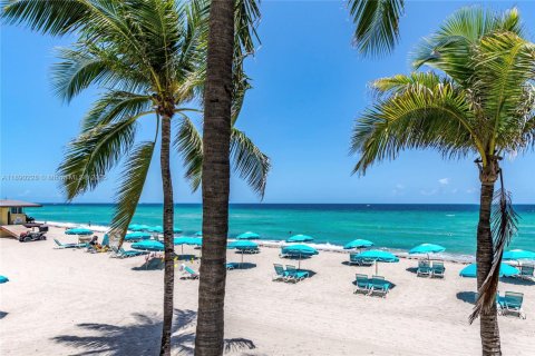 Condominio en alquiler en Hollywood, Florida, 1 dormitorio, 77.57 m2 № 1947132 - foto 1