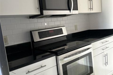 Townhouse in Orlando, Florida 2 bedrooms, 119.38 sq.m. № 2228188 - photo 3