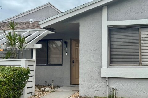 House in Weston, Florida 2 bedrooms, 100.8 sq.m. № 2001447 - photo 2