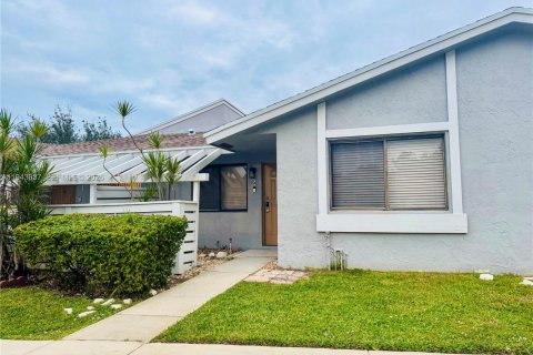 House in Weston, Florida 2 bedrooms, 100.8 sq.m. № 2001447 - photo 15