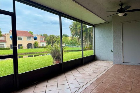 House in Weston, Florida 2 bedrooms, 100.8 sq.m. № 2001447 - photo 12