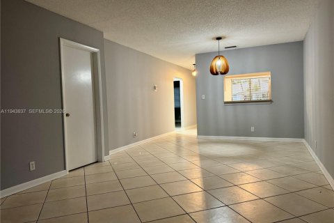 House in Weston, Florida 2 bedrooms, 100.8 sq.m. № 2001447 - photo 10