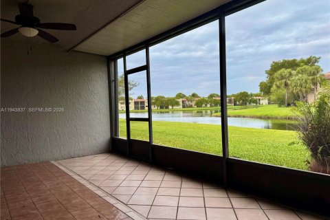 House in Weston, Florida 2 bedrooms, 100.8 sq.m. № 2001447 - photo 13