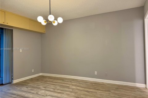 House in Weston, Florida 2 bedrooms, 100.8 sq.m. № 2001447 - photo 6