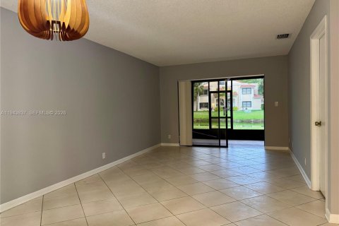 House in Weston, Florida 2 bedrooms, 100.8 sq.m. № 2001447 - photo 4