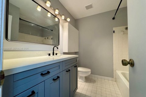 House in Weston, Florida 2 bedrooms, 100.8 sq.m. № 2001447 - photo 8