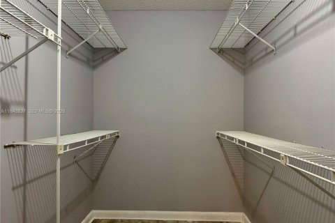 House in Weston, Florida 2 bedrooms, 100.8 sq.m. № 2001447 - photo 16