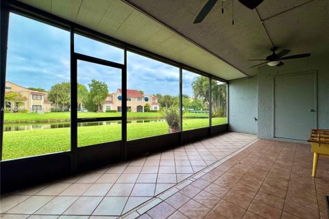 House in Weston, Florida 2 bedrooms, 100.8 sq.m. № 2001447 - photo 11