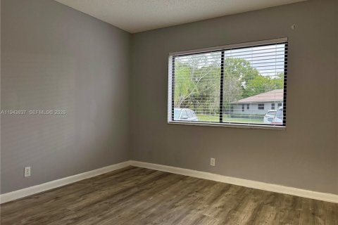 House in Weston, Florida 2 bedrooms, 100.8 sq.m. № 2001447 - photo 7