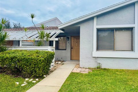 House in Weston, Florida 2 bedrooms, 100.8 sq.m. № 2001447