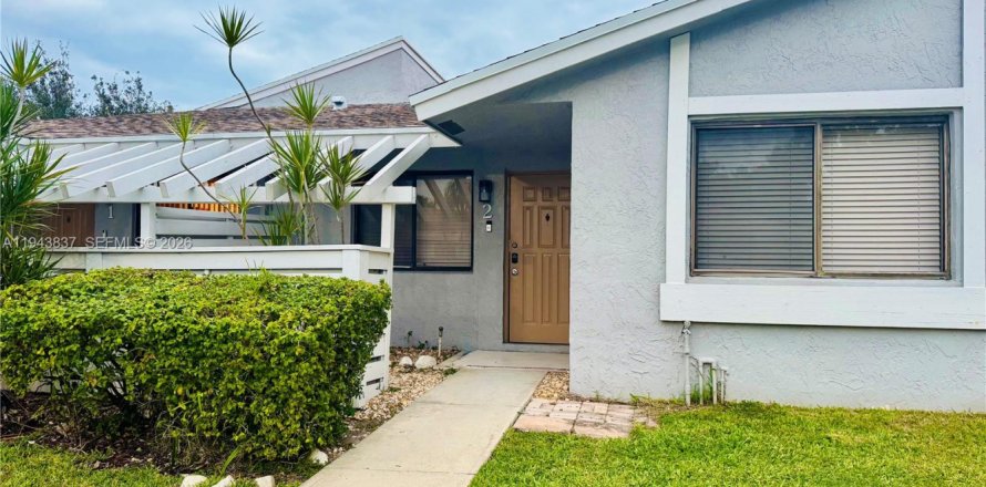 House in Weston, Florida 2 bedrooms, 100.8 sq.m. № 2001447