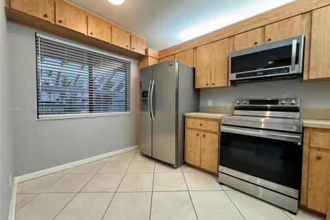 House in Weston, Florida 2 bedrooms, 100.8 sq.m. № 2001447 - photo 3