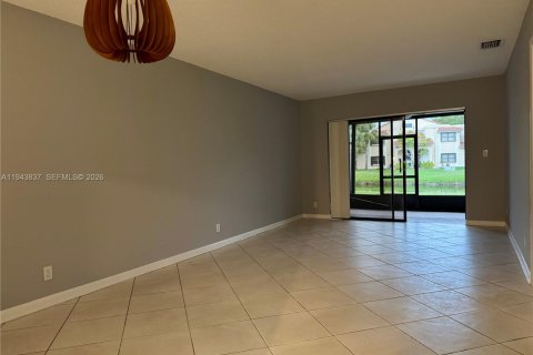 House in Weston, Florida 2 bedrooms, 100.8 sq.m. № 2001447 - photo 9