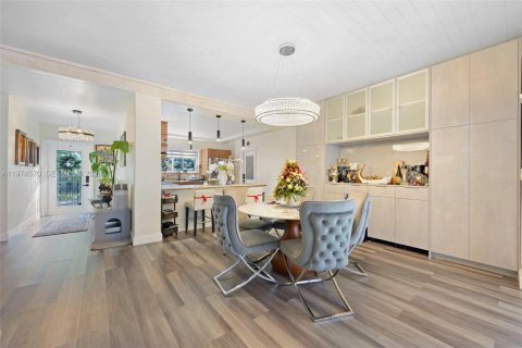 House in North Miami, Florida 3 bedrooms, 144.37 sq.m. № 2041270 - photo 5