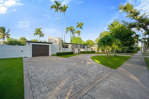 House in North Miami, Florida 3 bedrooms, 144.37 sq.m. № 2041270 - photo 24