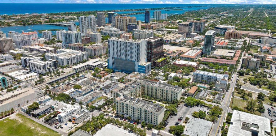 Condominio en West Palm Beach, Florida, 2 dormitorios № 1188596
