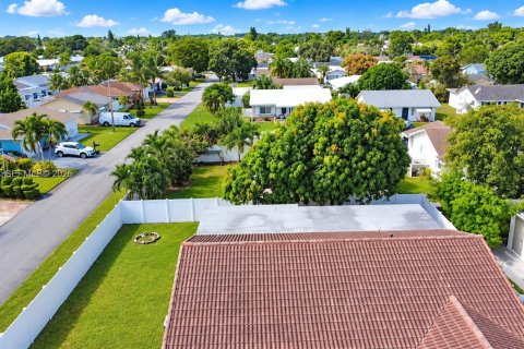 Casa en venta en Tamarac, Florida, 2 dormitorios, 126.9 m2 № 2433864 - foto 2