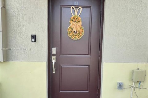 Купить таунхаус в Хомстед, Флорида 3 спальни, 120.96м2, № 1691715 - фото 1