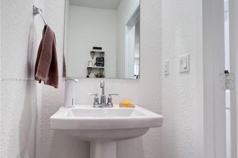 Купить таунхаус в Хомстед, Флорида 3 спальни, 120.96м2, № 1691715 - фото 27