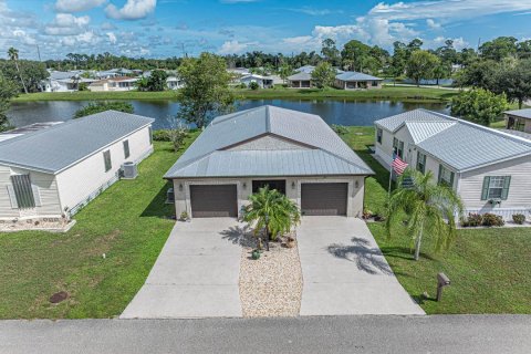 House in St. Lucie, Florida 3 bedrooms, 165.46 sq.m. № 2361609 - photo 1