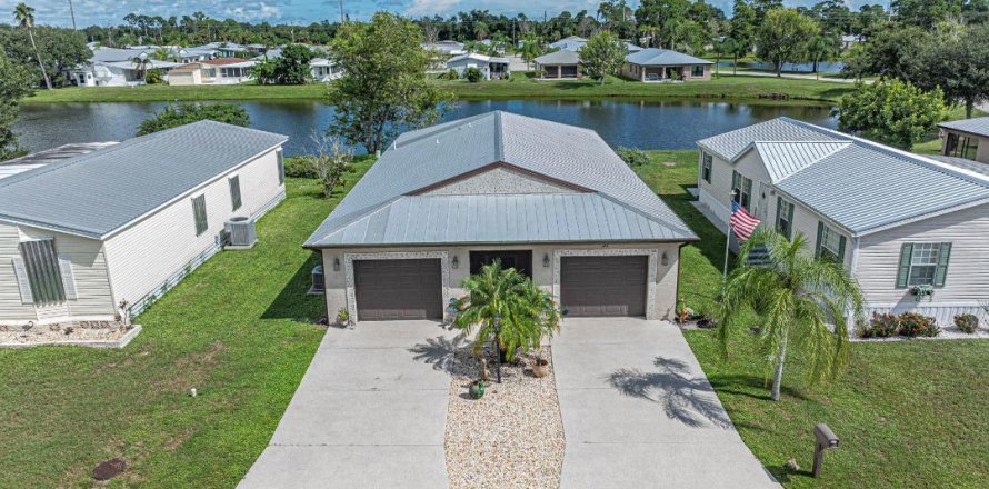 House in St. Lucie, Florida 3 bedrooms, 165.46 sq.m. № 2361609