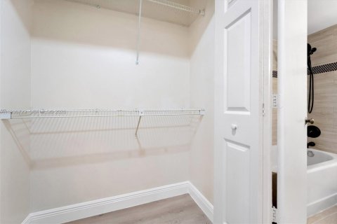 Купить кондоминиум в Уэст-Палм-Бич, Флорида 1 спальня, 57.97м2, № 1996192 - фото 18