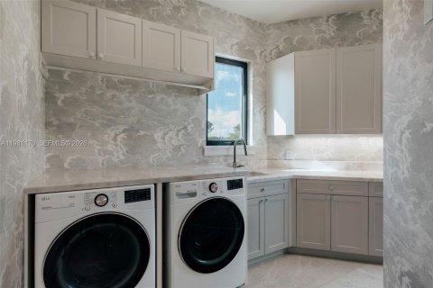 House in Lighthouse Point, Florida 8 bedrooms, 783.44 sq.m. № 2049319 - photo 19