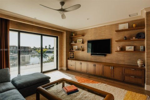 House in Lighthouse Point, Florida 8 bedrooms, 783.44 sq.m. № 2049319 - photo 20