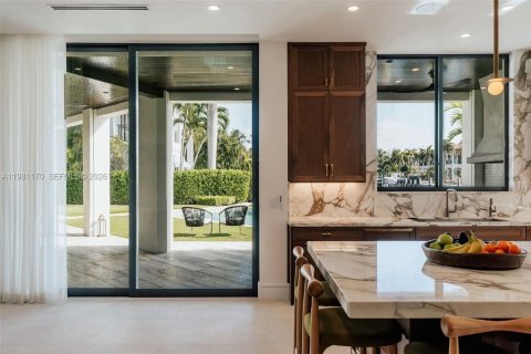 House in Lighthouse Point, Florida 8 bedrooms, 783.44 sq.m. № 2049319 - photo 10