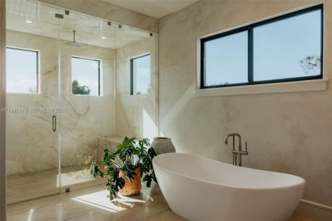 House in Lighthouse Point, Florida 8 bedrooms, 783.44 sq.m. № 2049319 - photo 23