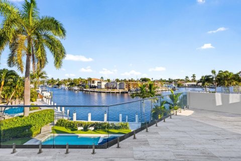 House in Lighthouse Point, Florida 8 bedrooms, 783.44 sq.m. № 2049319 - photo 26