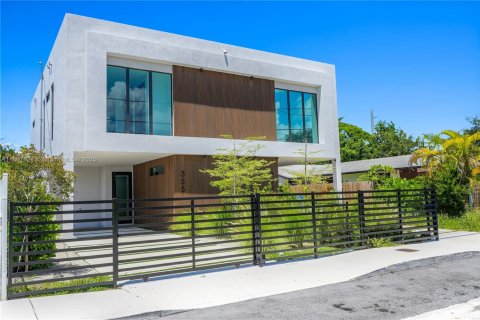 Villa ou maison à vendre à Miami, Floride: 3 chambres, 155.7 m2 № 1951335 - photo 2